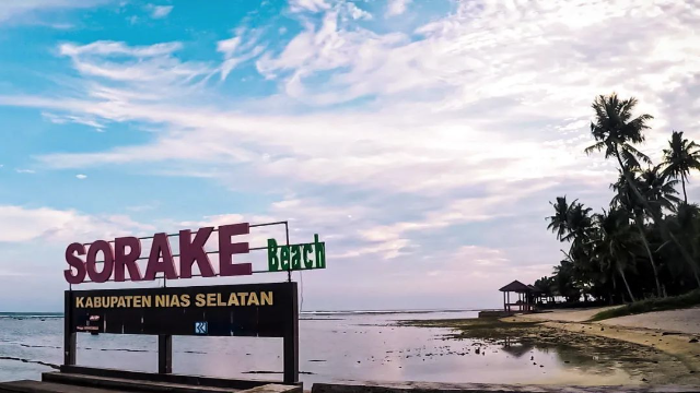 Panorama Alam Pantai Saroke